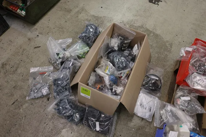 Konvolut Verbindungen Halterungen Verbrauchsmaterial